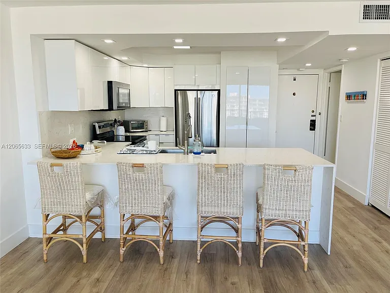 1450 Brickell Bay Dr #1414 — Photo 2