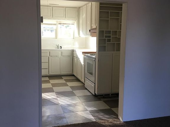 livingroom into kitchen