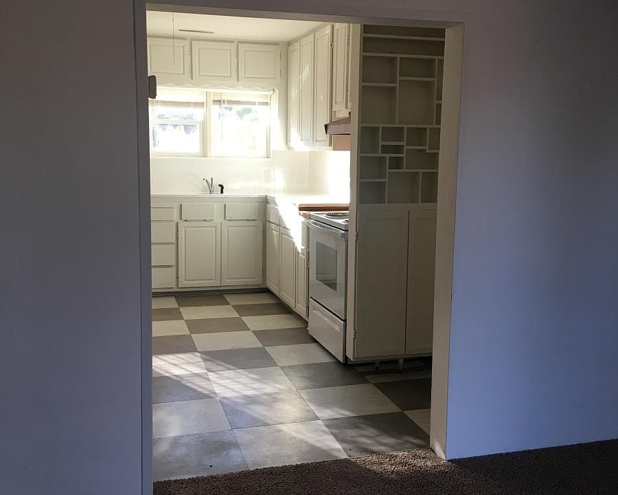 livingroom into kitchen
