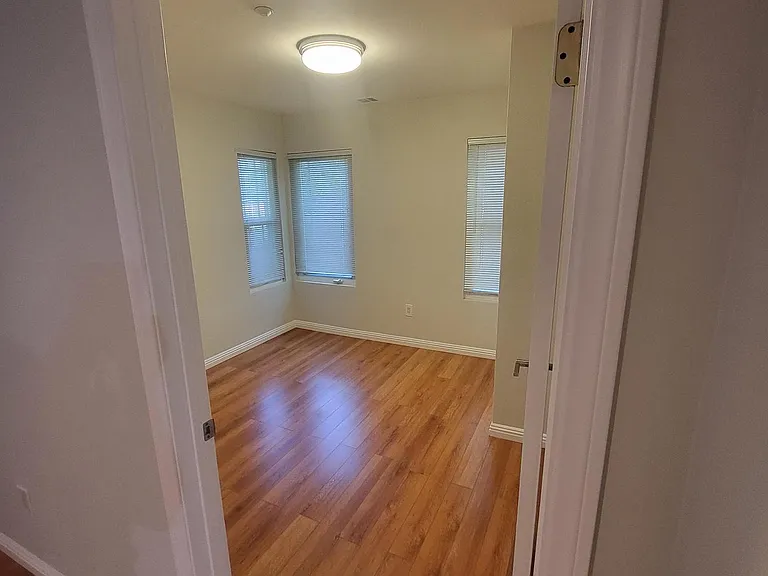 3914 W Victory Blvd #102 — Photo 11