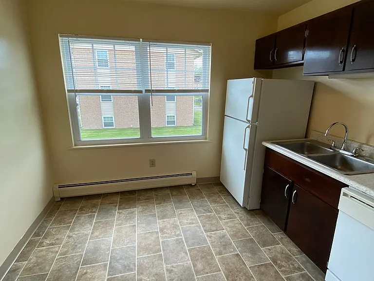 300 Sheridan Park — Photo 43