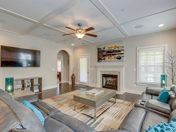 5th image of 402 Cobert Ln