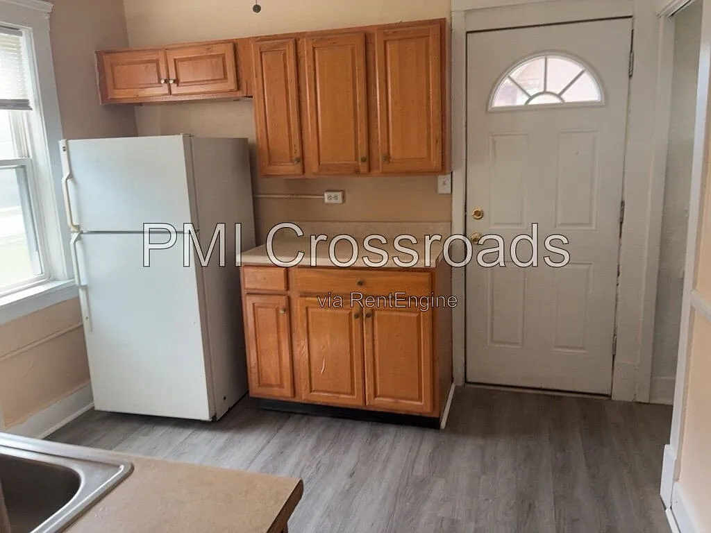 2 bed, 1.0 bath, $1,095 — Photo 2