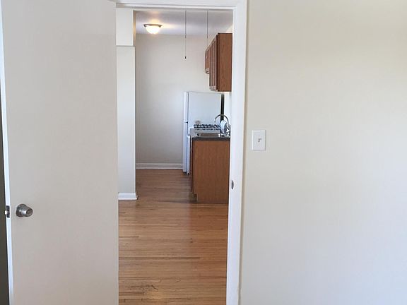 3rd image of 923 W Waveland Ave #52cdb4tmv