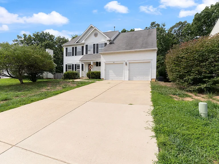 2427 Grantham Ct — Photo 2