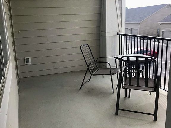 4th image of 213 W Ridge Rd