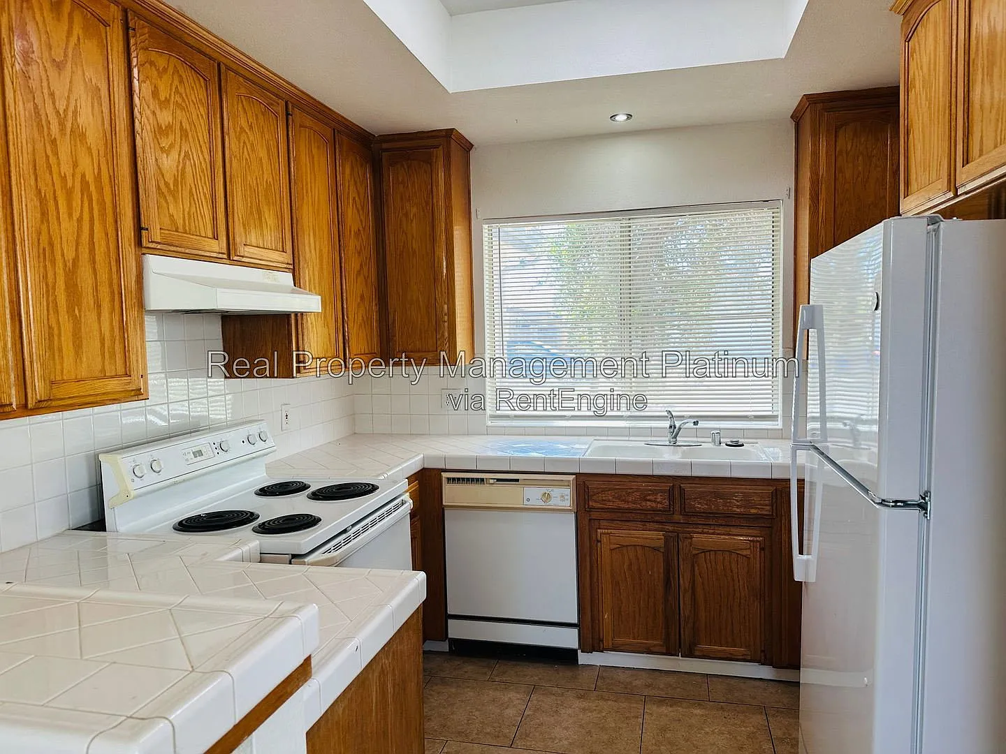 3 bed, 2.0 bath, 1231 sqft, $2,150 — Photo 2