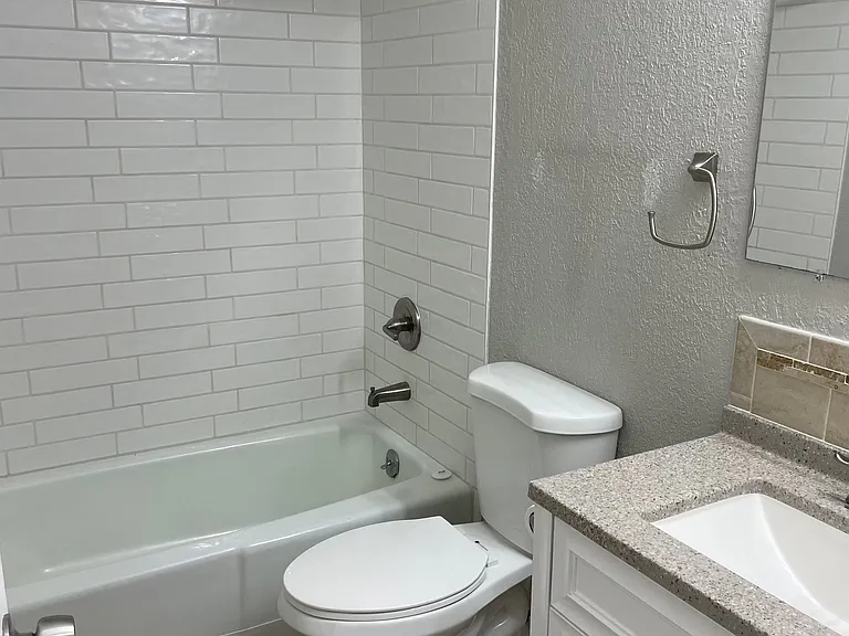 921 SW Kingscross Rd #1 — Photo 5