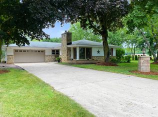 1722 River Knoll Ct, Grafton, WI 53024