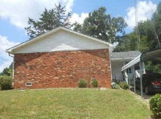 900 Edgegreen Dr, Charlotte, NC 28217
