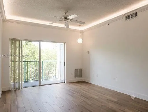Valencia Condo — Photo 3