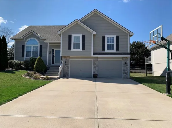 810 Ash Ct, Lansing, KS 66043