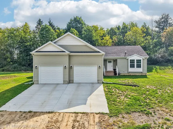 2083 Creekwood Ct, Grand Blanc, MI 48439