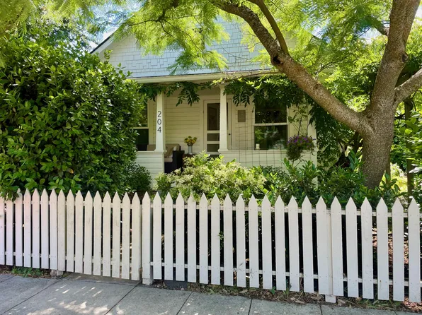204 S 1st St, Talent, OR 97540