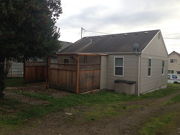 3rd image of 909 Crawford St
