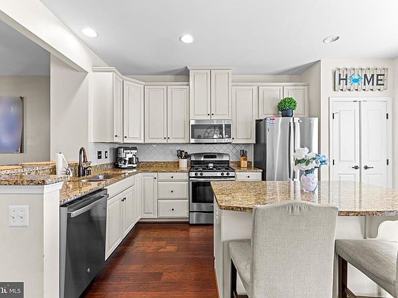 4th image of 549 Fox River Hills Way