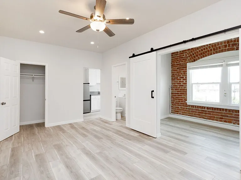 Cozy & Contemporary Studio in Koreatown — Photo 11