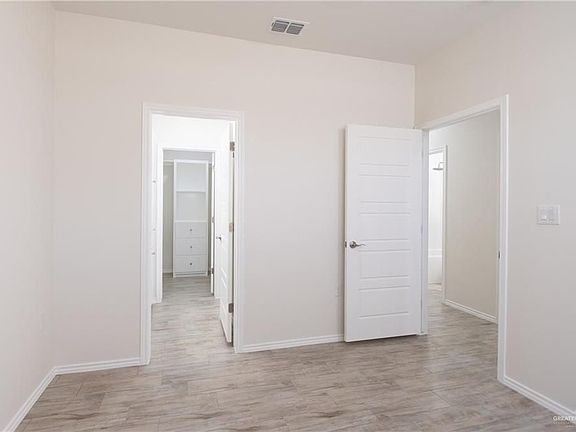 5th image of 2001 Valley Cir #A