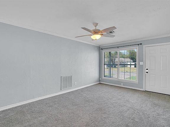 5th image of 920 E Oakwood Ave