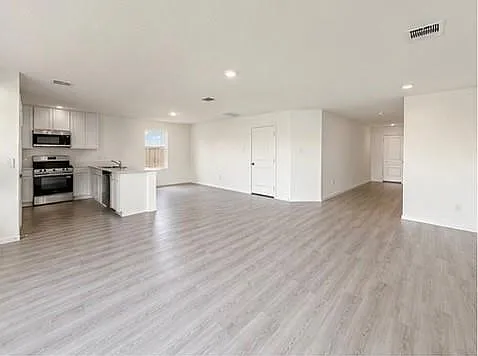 4 bed, 2.5 bath, $2,300 — Photo 4