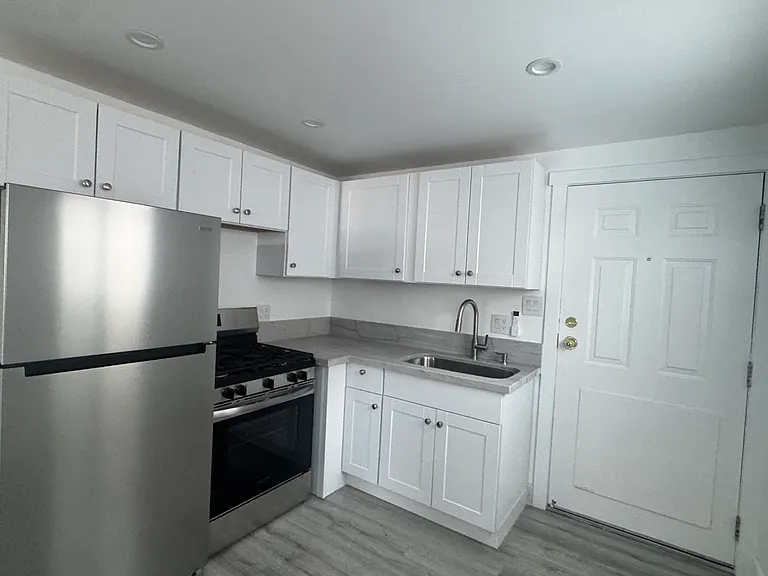 1749 Victorian Ave #B — Photo 6