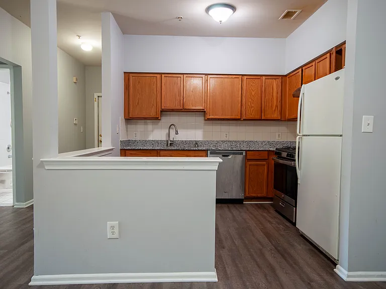 716 Lucy Ct — Photo 4