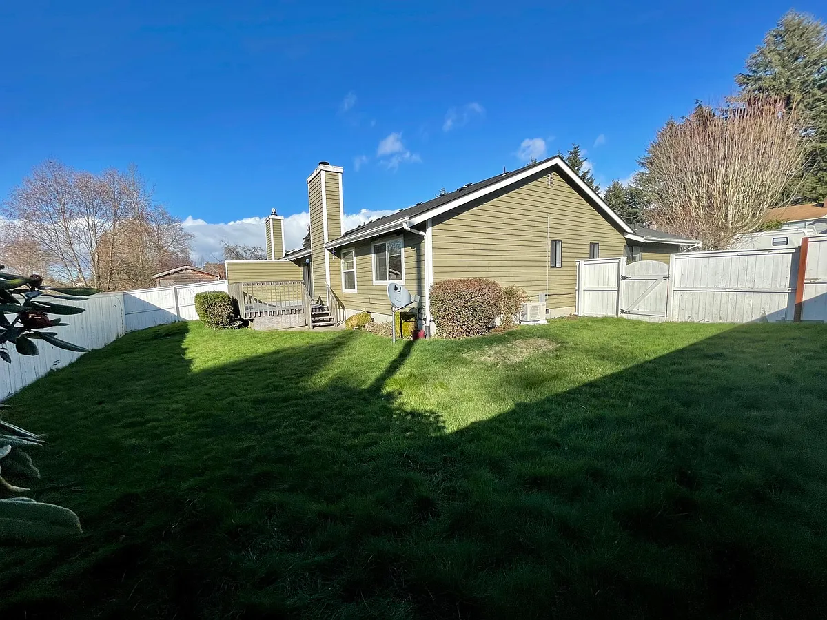 Building Photo - 2742 Sylvan Dr W