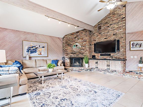 Huge Family room with views onto the water and putting green. Fireplace, 50in flat screen TV, surround sound, cable, internet TV, outdoor speakers ect...