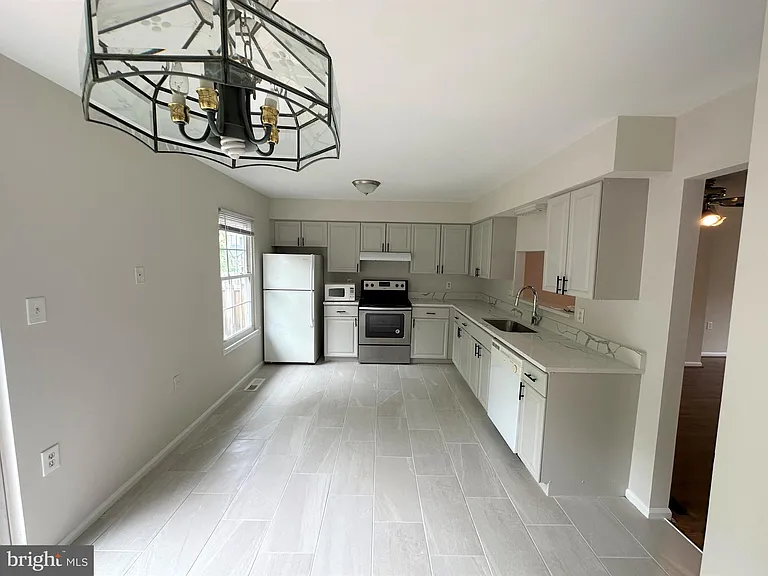 7822 Brookview Ct — Photo 9