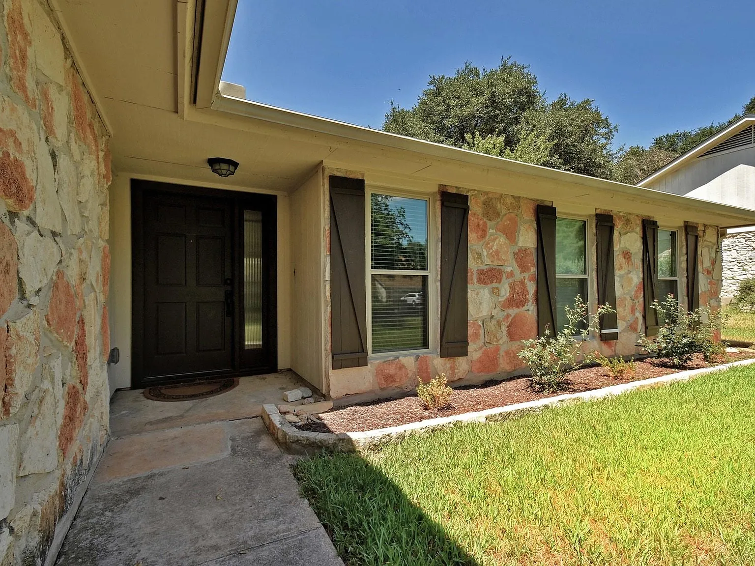 3 bed, 2.0 bath, 1817 sqft, $4,400 — Photo 3