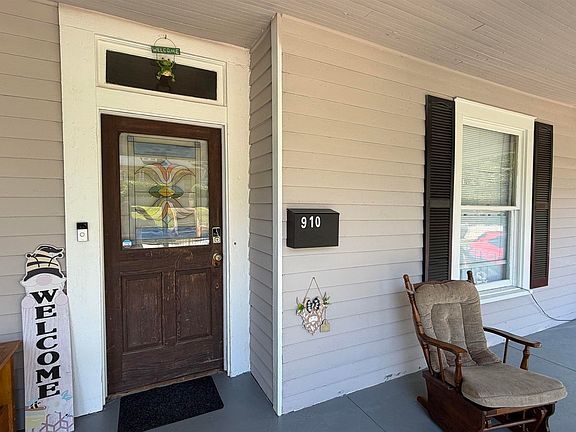2nd image of 910 Laurel Ave