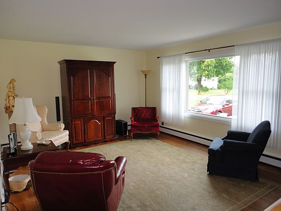 3rd image of 10 Orchard Ln