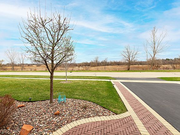 3rd image of 308 Fieldstone Dr