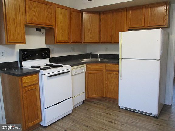 3rd image of 22756 Lawrence Ave #6