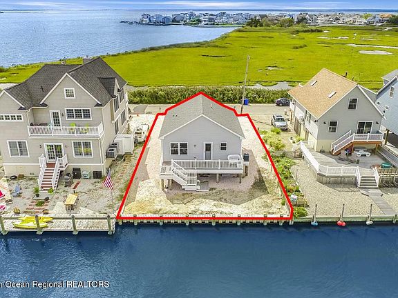 2nd image of 134 Saint Lawrence Blvd