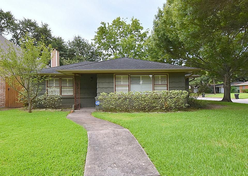 Nice curb appeal on this lovely Med Center area traditional home, situated on corner lot! Roof replaced in 2018 per owner.