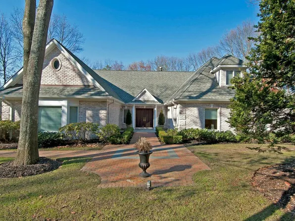 7 Carry Ln, Melville, NY 11747