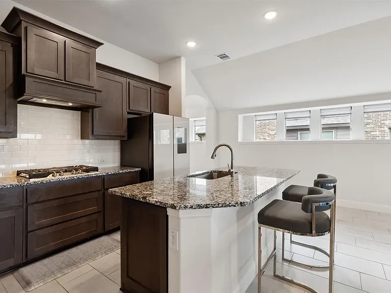 1209 Alexander Dr — Photo 4