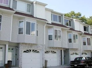 16 Linda Ln, Staten Island, NY 10312