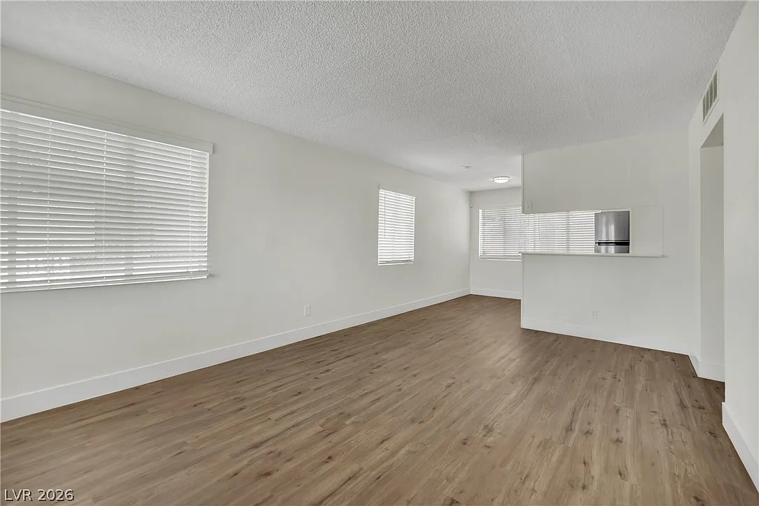 3 bed, 2.0 bath, 1995 sqft, $1,400 — Photo 4