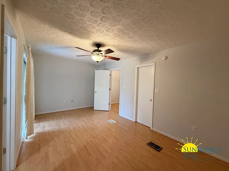 2404 Suwanee Ln — Photo 13