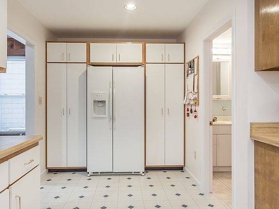 4th image of 70 Auburn St