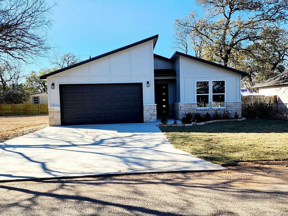 1st image of 718 Pine Ln