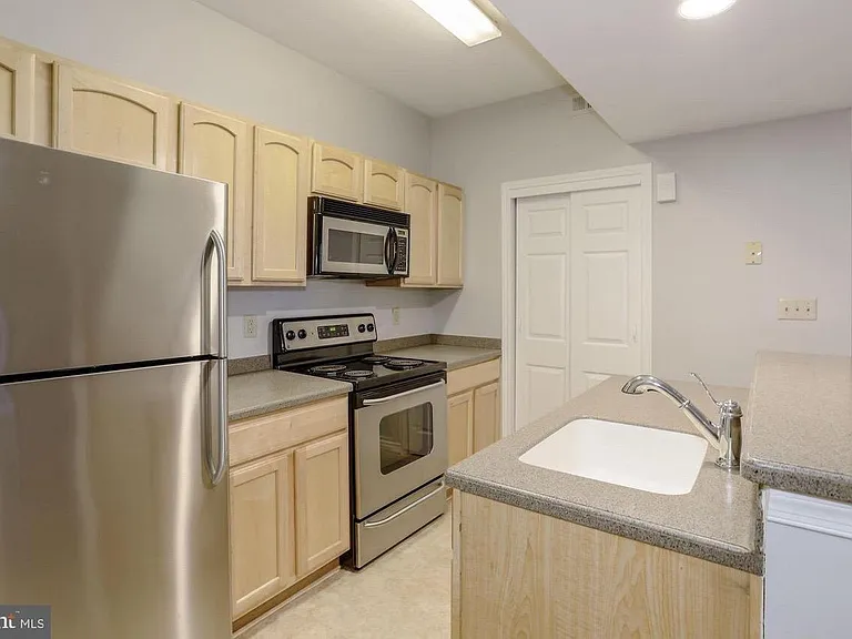 3918 Penderview Dr — Photo 7