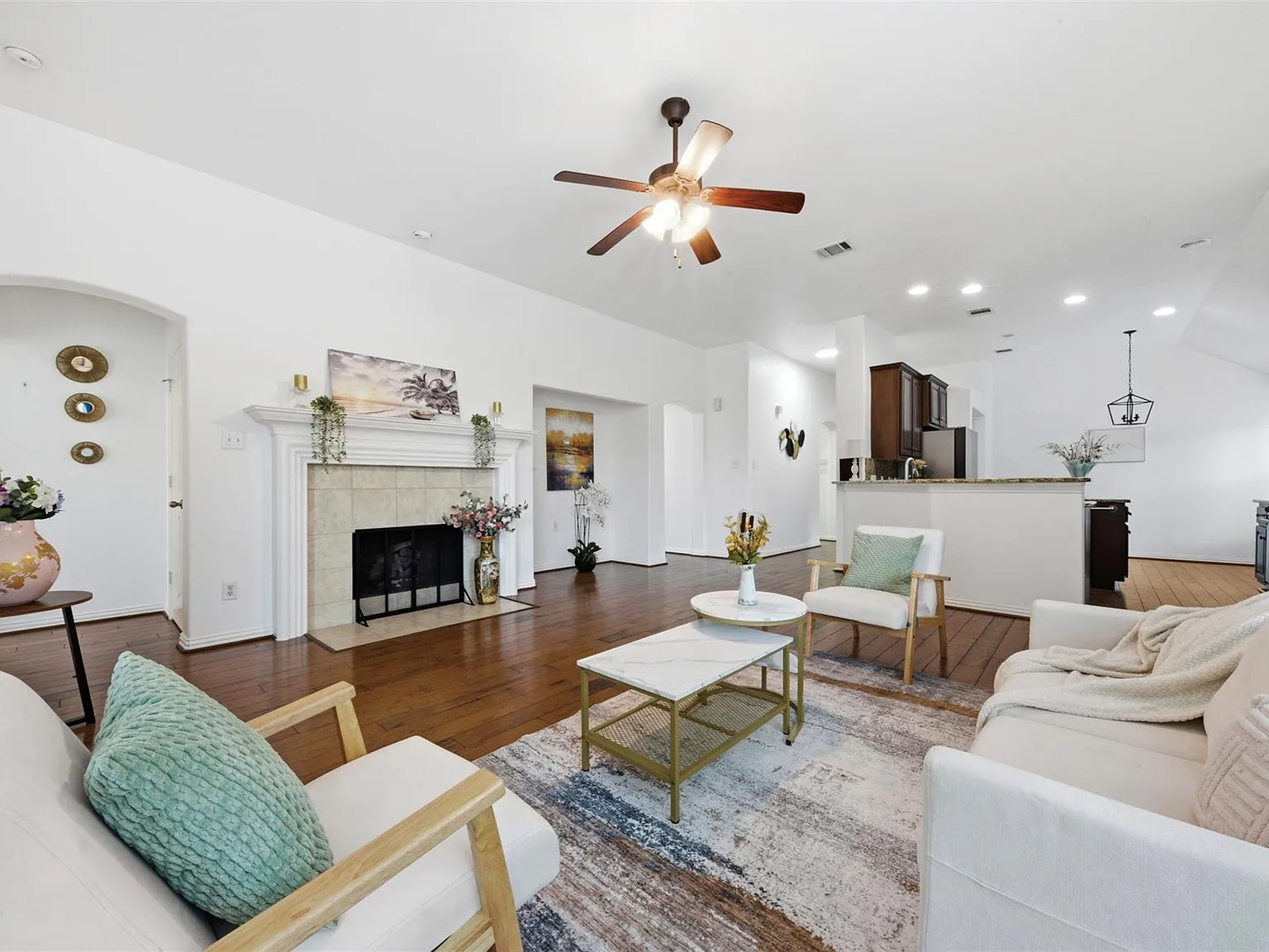 4 bed, 3.0 bath, 2352 sqft, $2,600 — Photo 4