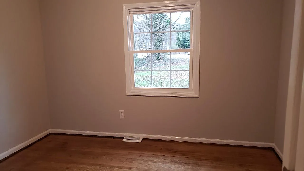 3 bed, 1.5 bath, 912 sqft, $1,600 — Photo 3