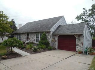 73 Country Pl, Lancaster, NY 14086