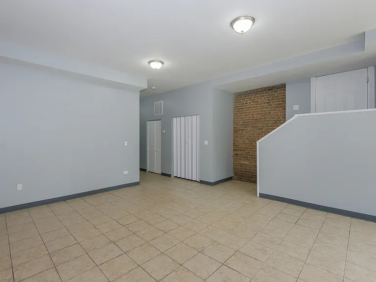 6901-17 S. Paxton/2211-17 E 69th St. — Photo 14