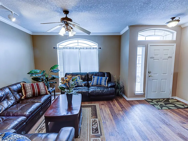 217 Navarro Dr — Photo 2