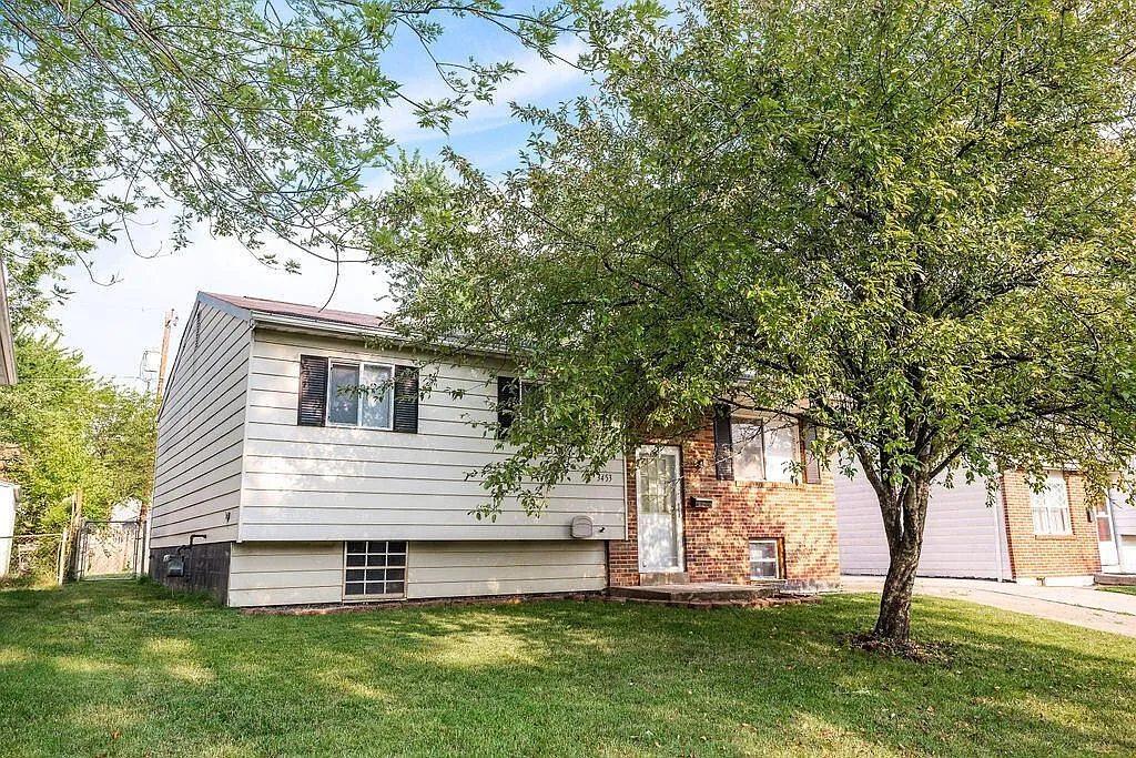 3453 Bremen St photo 1